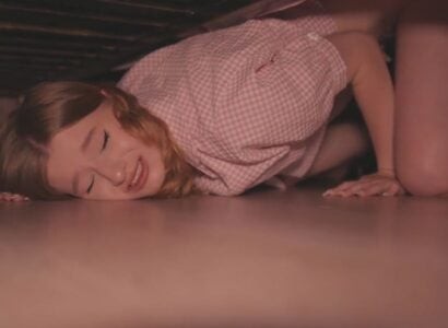 Em trai Địt chị kế lồn to đang mắc kẹt dưới gầm giường